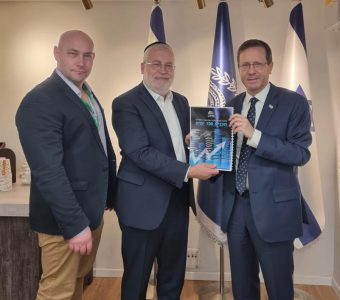 נשיא המדינה יצחק הרצוג, יו"ר המכון אליהו פלאי ומנכ"ל המכון אודי בן דרור במעמד הצגת תכנית 100 הימים